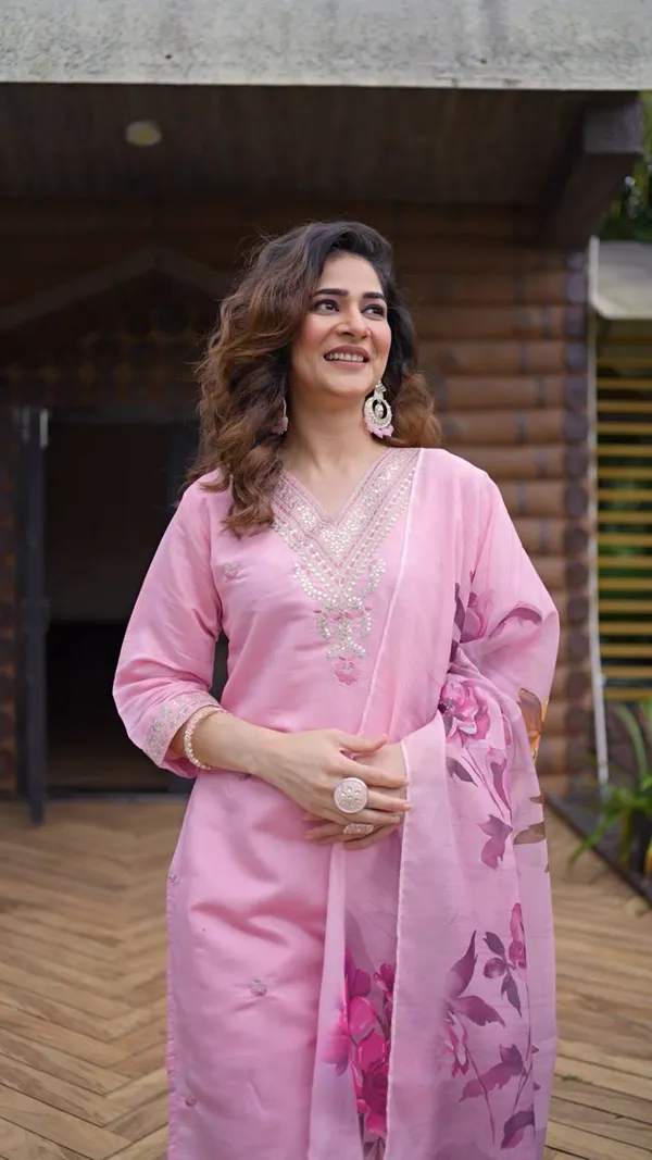 Peach_Embroidered_Kurta_Set_With_Floral_Chanderi_Dupatta_For_Women