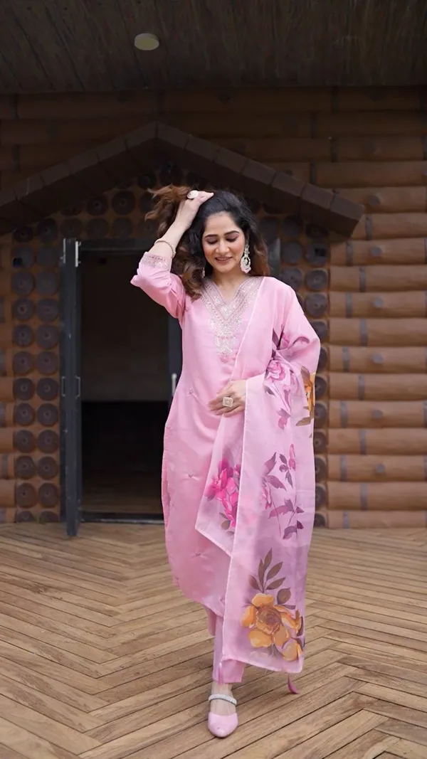 Peach_Embroidered_Kurta_Set_With_Floral_Chanderi_Dupatta_For_Women