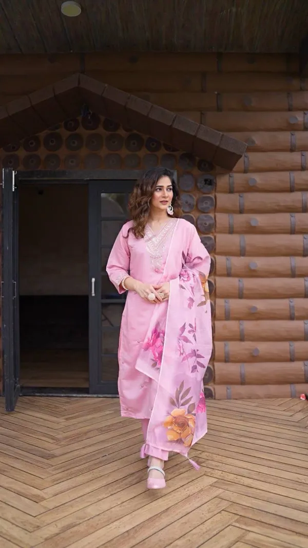 Peach_Embroidered_Kurta_Set_With_Floral_Chanderi_Dupatta_For_Women