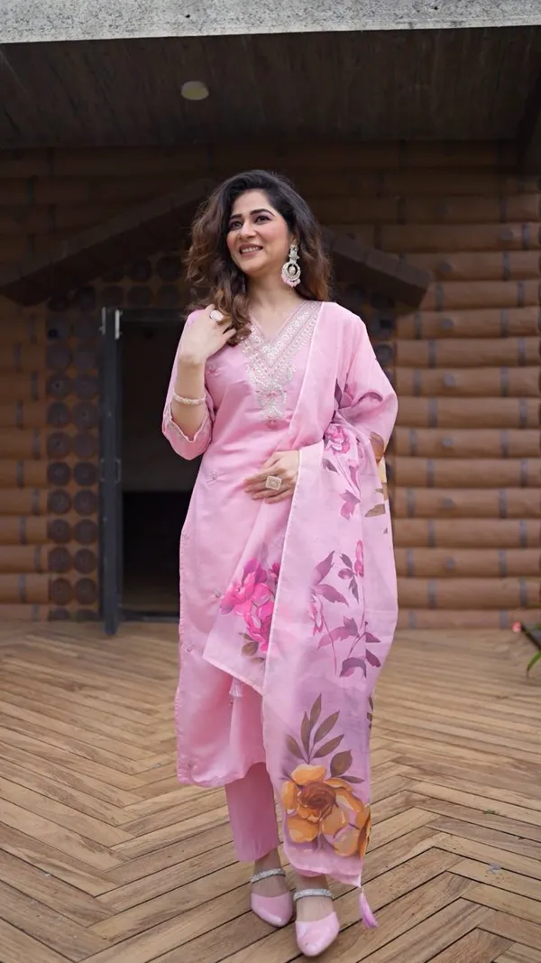 Peach_Embroidered_Kurta_Set_With_Floral_Chanderi_Dupatta_For_Women