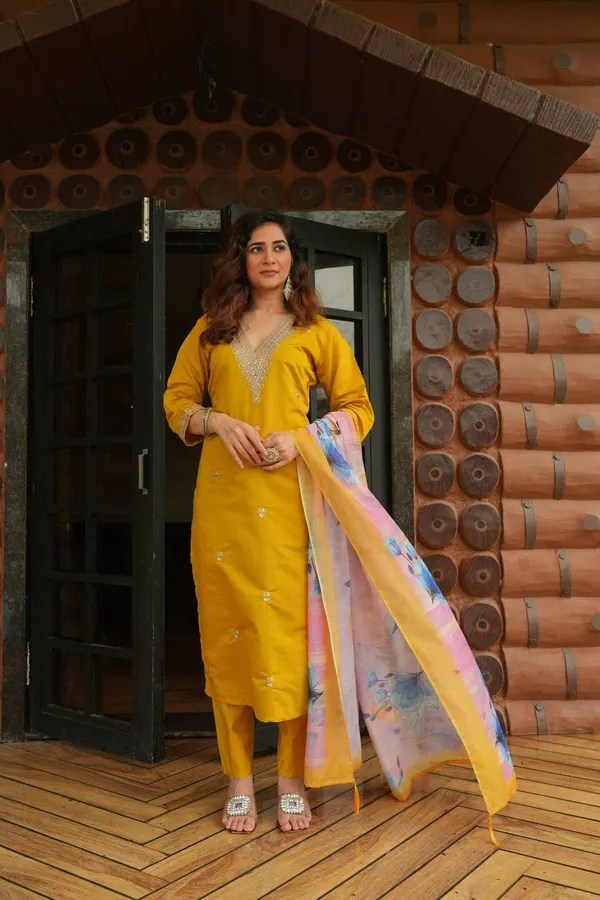 Yellow_Embroidered_Kurta_Set_With_Floral_Chanderi_Dupatta_For_Women