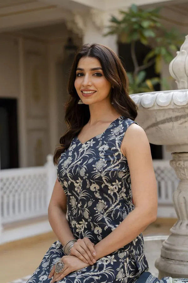 Woman_grey_paisley_print_straight_kurta-trouser_with_Dupatta