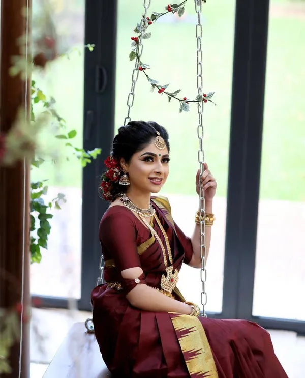 Maroon_Kanjivaram_Silk_Saree_with_Golden_Zari_Temple_Border_&_Rich_Pallu