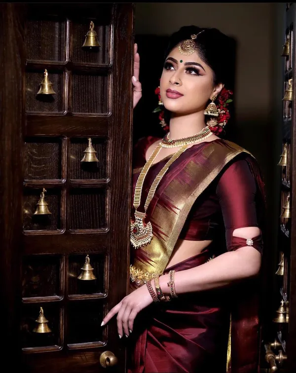 Maroon_Kanjivaram_Silk_Saree_with_Golden_Zari_Temple_Border_&_Rich_Pallu