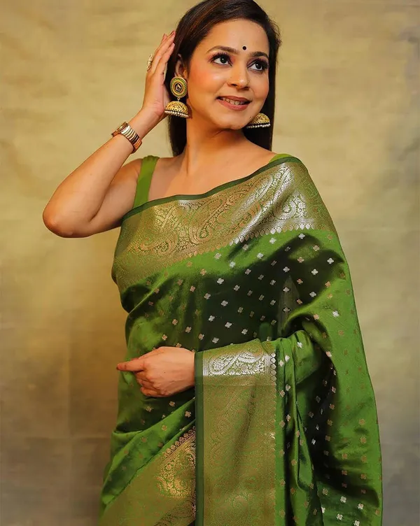 Parot_Banarasi_Silk_Saree_with_Clubs_Design