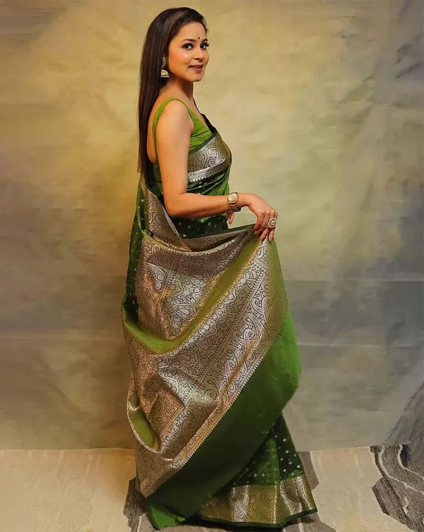 Parot_Banarasi_Silk_Saree_with_Clubs_Design