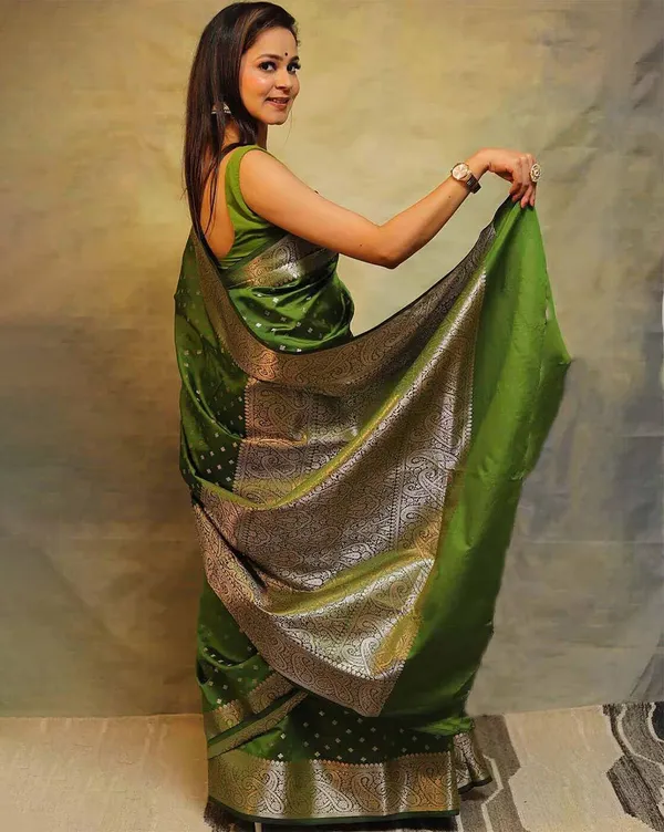 Parot_Banarasi_Silk_Saree_with_Clubs_Design