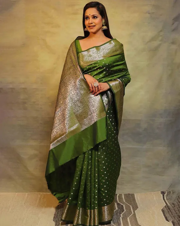 Parot_Banarasi_Silk_Saree_with_Clubs_Design