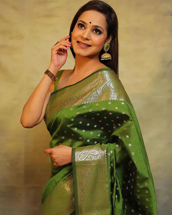 Parot_Banarasi_Silk_Saree_with_Clubs_Design