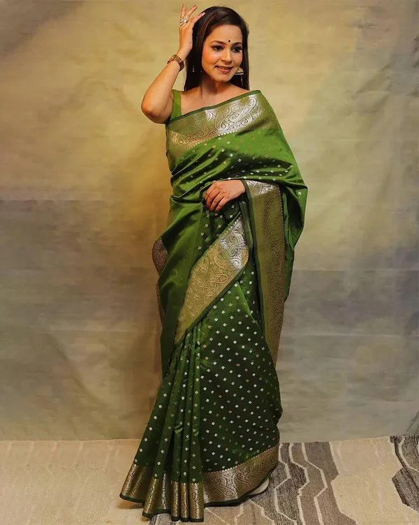 Parot_Banarasi_Silk_Saree_with_Clubs_Design