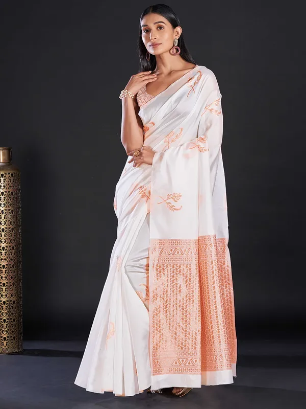 White_&_Peach_Cotton_Saree_with_Woven_Floral_Motifs_and_Intricate_Contrast_Border_-_Blouse_Piece_Included