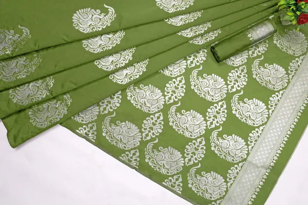 Green_Kanjivaram_Silk_Saree_with_Silver_Zari_Paisley_Motifs_&_Intricate_Pallu_-_Blouse_Piece_Included