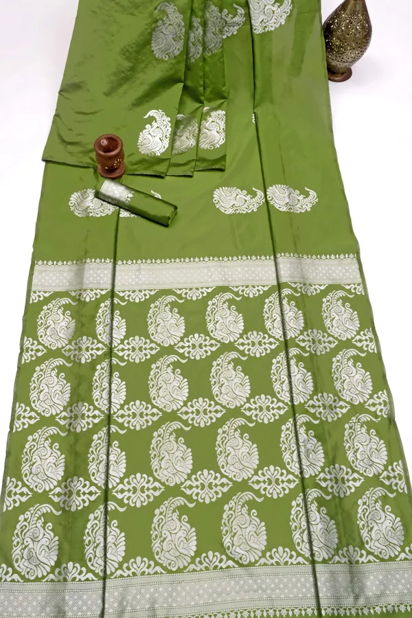 Green_Kanjivaram_Silk_Saree_with_Silver_Zari_Paisley_Motifs_&_Intricate_Pallu_-_Blouse_Piece_Included