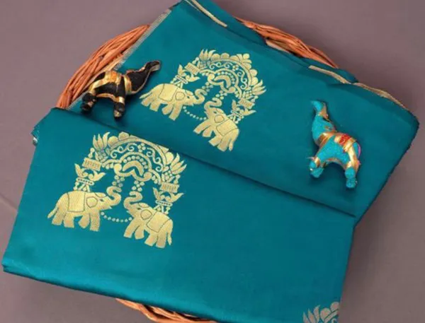 Rama_Kanjivaram_Silk_Saree_with_Silver_Zari_Butta_Motifs_&_Traditional_Woven_Border_-_Blouse_Piece_Included