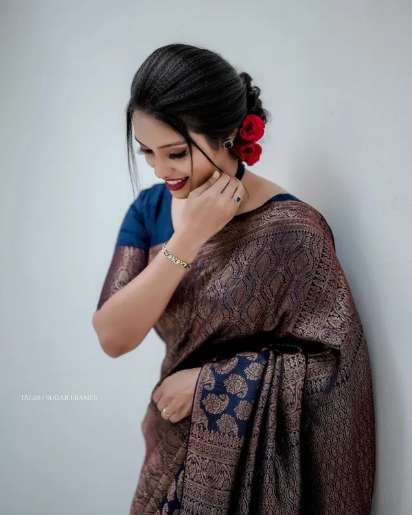 Navy_Blue_Banarasi_Silk_Saree_with_Golden_Zari_Floral_Buttas_&_Intricate_Woven_Pallu