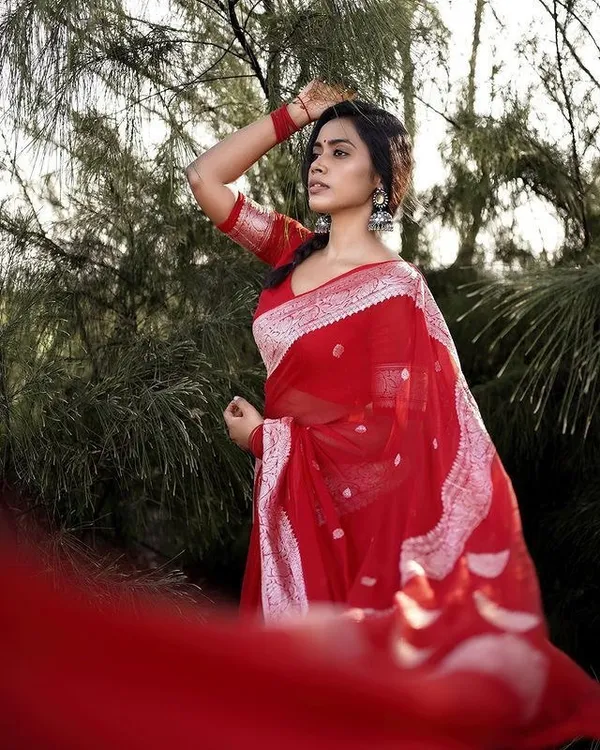Red_Handloom_Cotton_Saree_with_Silver_Zari_Buttas_&_Intricate_Paisley_Woven_Border