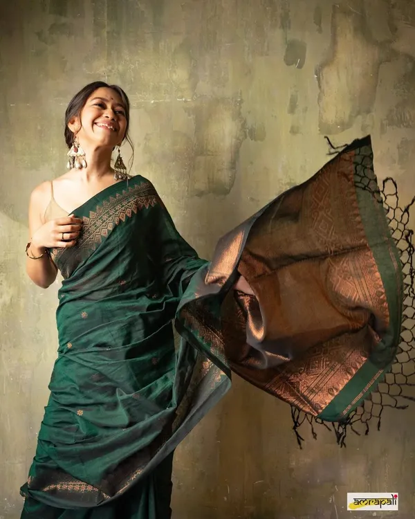 Green_Handloom_Cotton_Saree_with_Copper_Zari_Geometric_Border_&_Woven_Pallu