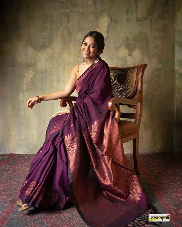 Wine_Handloom_Cotton_Saree_with_Copper_Zari_Geometric_Border_&_Woven_Pallu