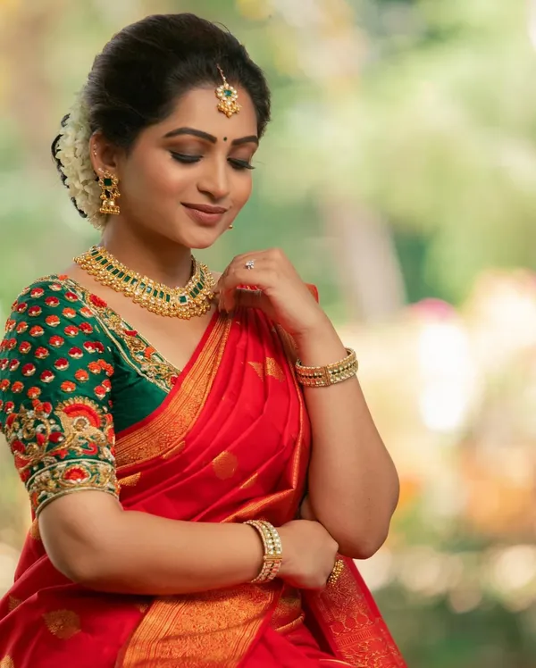 Red_Kanjivaram_Silk_Saree_with_Golden_Zari_Butta_Design