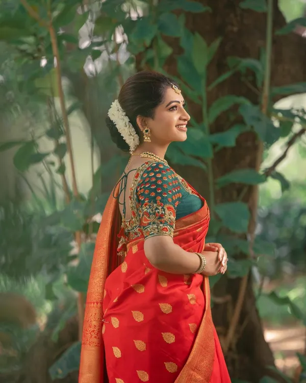 Red_Kanjivaram_Silk_Saree_with_Golden_Zari_Butta_Design
