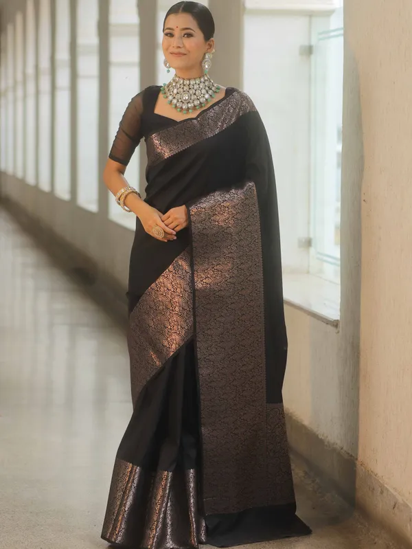Black_Kanjivaram_Silk_Saree_with_Copper_Zari_Weaving_&_Rich_Pallu