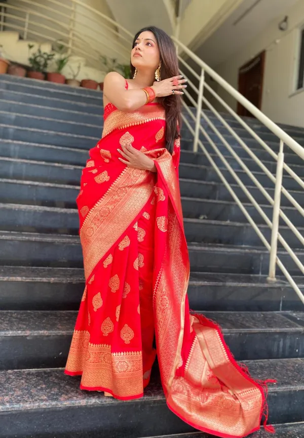 Bright_Red_Kanjivaram_Silk_Saree_with_Golden_Zari_Weaving