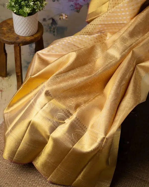 Golden_Kanjivaram_Silk_Saree_with_Intricate_Zari_Weaving_&_Traditional_Rich_Pallu