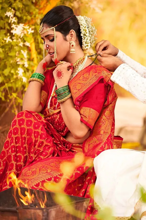 Red_Banarasi_Silk_Saree_with_Golden_Zari_Weaving_&_Traditional_Broad_Border