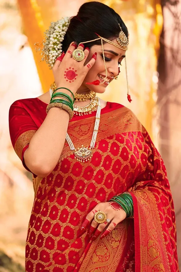 Red_Banarasi_Silk_Saree_with_Golden_Zari_Weaving_&_Traditional_Broad_Border