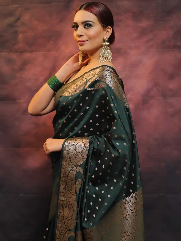 Green_Banarasi_Silk_Saree_with_Golden_Zari_Weaving_&_Traditional_Broad_Border