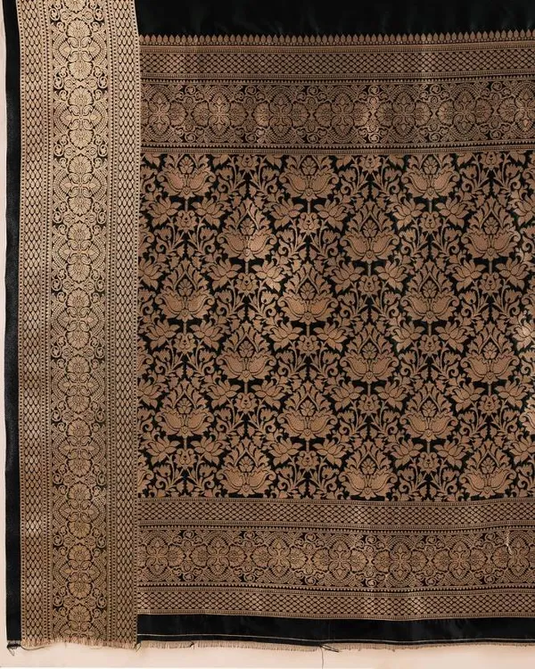Black_Kanjivaram_Silk_Saree_with_Rich_Golden_Zari_Border_&_Pallu