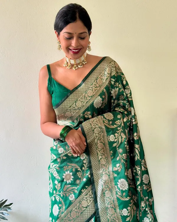 Green_Banarasi_Silk_Saree_with_Golden_Zari_Floral_Weaving_&_Traditional_Broad_Border