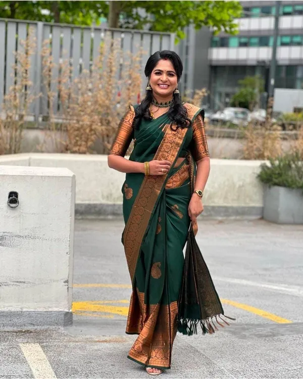 Green_Banarasi_Silk_Saree_with_Patta_Weaving_&_Traditional_Broad_Border