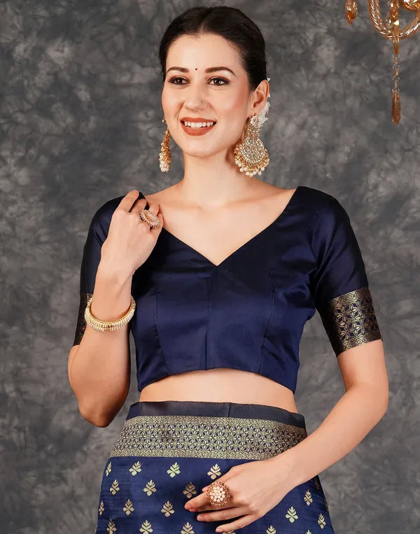 Navi_Blue_Kanjivaram_Silk_Saree_with_Traditional_Motif_Weave