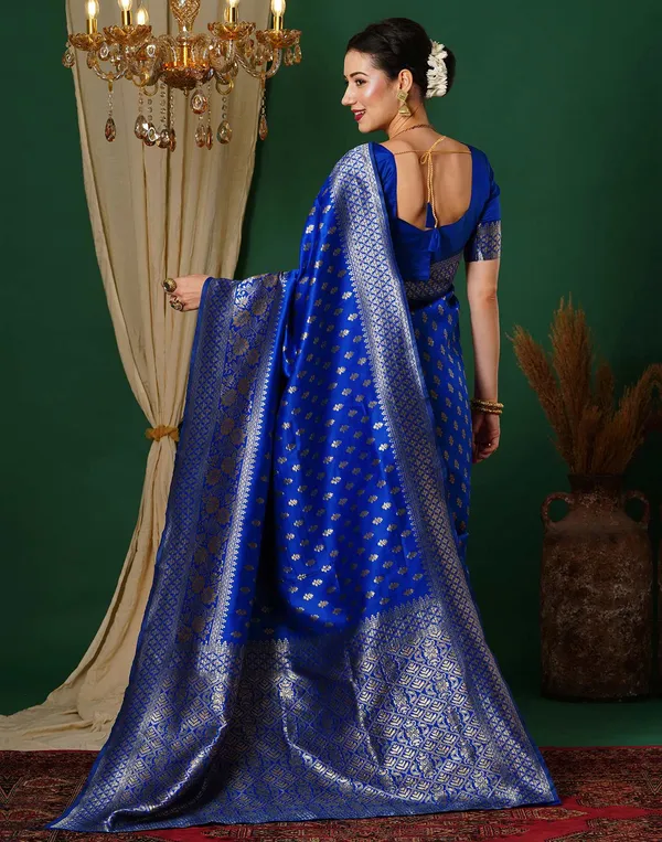Royal_Blue_Kanjivaram_Silk_Saree_with_Traditional_Motif_Weave