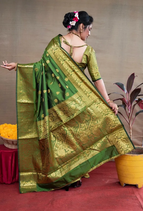 Parrot_Banarasi_Silk_Saree_with_Golden_Zari_Floral_&_Paisley_Weaving_-_Blouse_Piece_Included