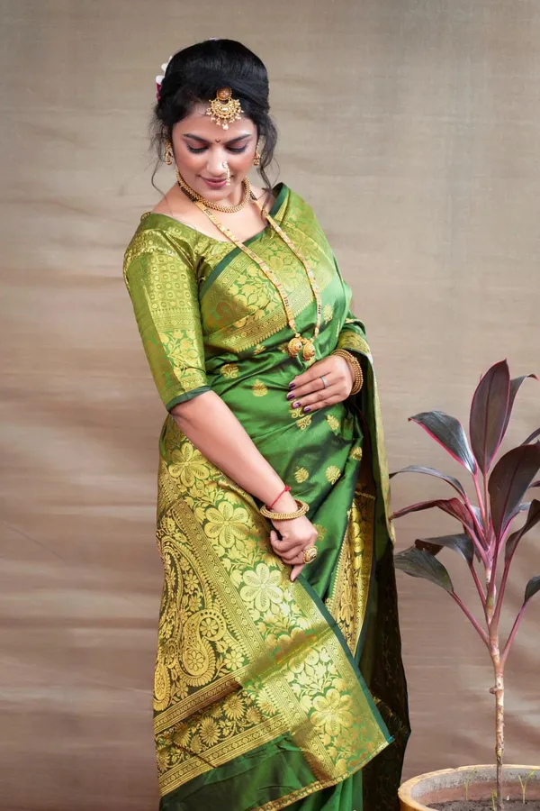 Parrot_Banarasi_Silk_Saree_with_Golden_Zari_Floral_&_Paisley_Weaving_-_Blouse_Piece_Included