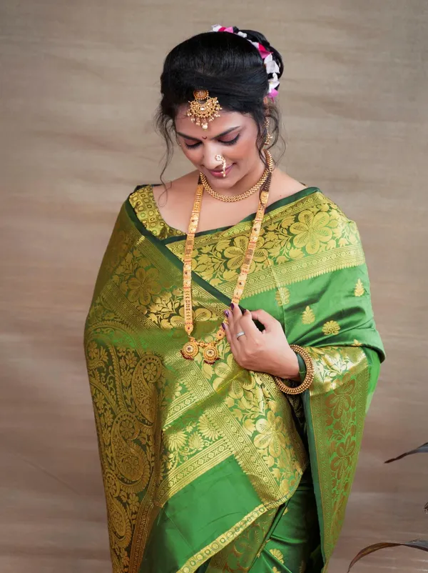 Parrot_Banarasi_Silk_Saree_with_Golden_Zari_Floral_&_Paisley_Weaving_-_Blouse_Piece_Included