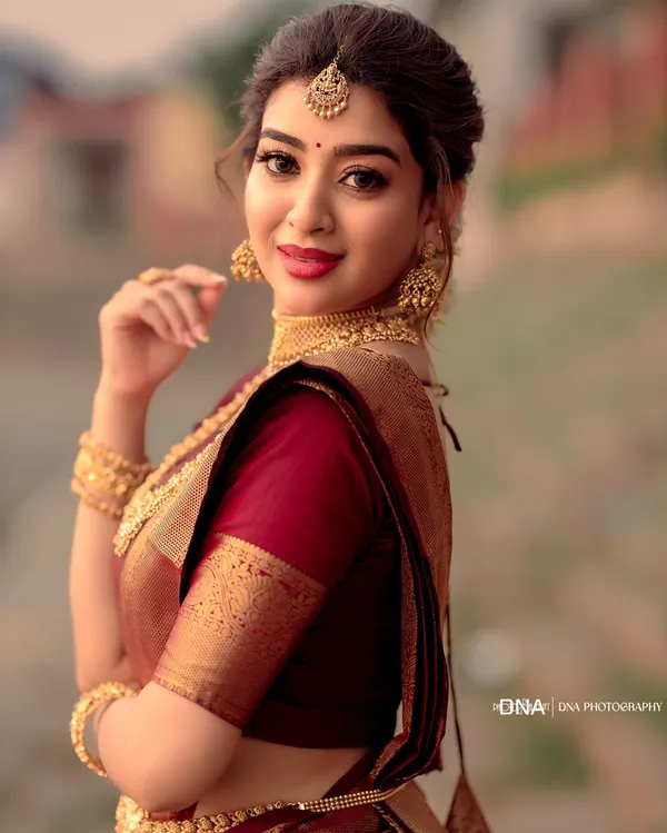 Maroon_Kanjivaram_Silk_Saree_with_Antique_Gold_Zari_Border_and_Checked_Weave