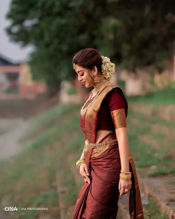 Maroon_Kanjivaram_Silk_Saree_with_Antique_Gold_Zari_Border_and_Checked_Weave