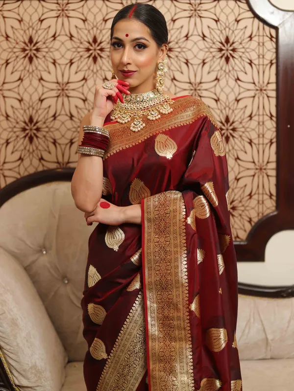 Maroon_Kanjivaram_Silk_Saree_with_Antique_Gold_Zari_Border_and_Shanku_Weave