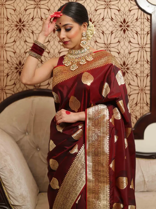 Maroon_Kanjivaram_Silk_Saree_with_Antique_Gold_Zari_Border_and_Shanku_Weave