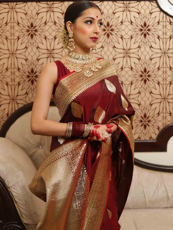Maroon_Kanjivaram_Silk_Saree_with_Antique_Gold_Zari_Border_and_Shanku_Weave