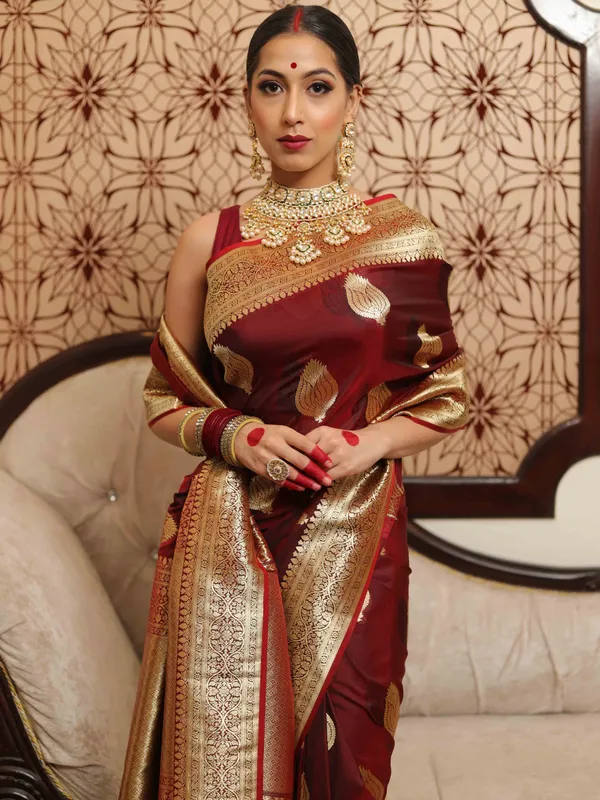 Maroon_Kanjivaram_Silk_Saree_with_Antique_Gold_Zari_Border_and_Shanku_Weave