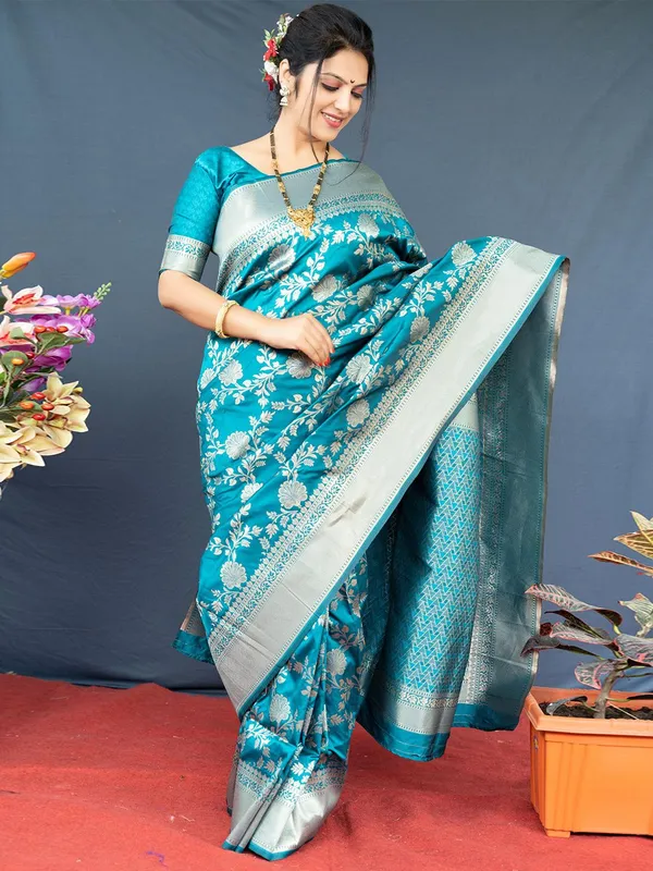 Rama_Banarasi_Silk_Saree_with_Gold_Zari_Floral_Jaal_and_Contrast_Border