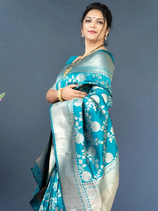 Rama_Banarasi_Silk_Saree_with_Gold_Zari_Floral_Jaal_and_Contrast_Border