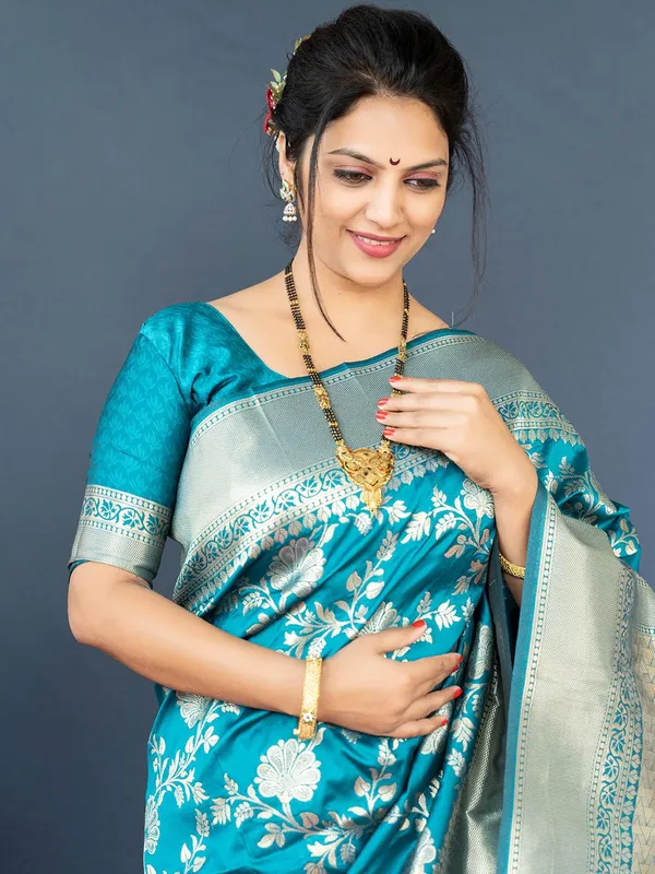 Rama_Banarasi_Silk_Saree_with_Gold_Zari_Floral_Jaal_and_Contrast_Border