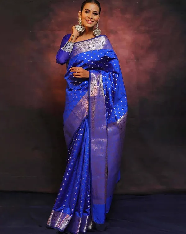 Blue_Banarasi_Silk_Saree_with_Clubs_Design