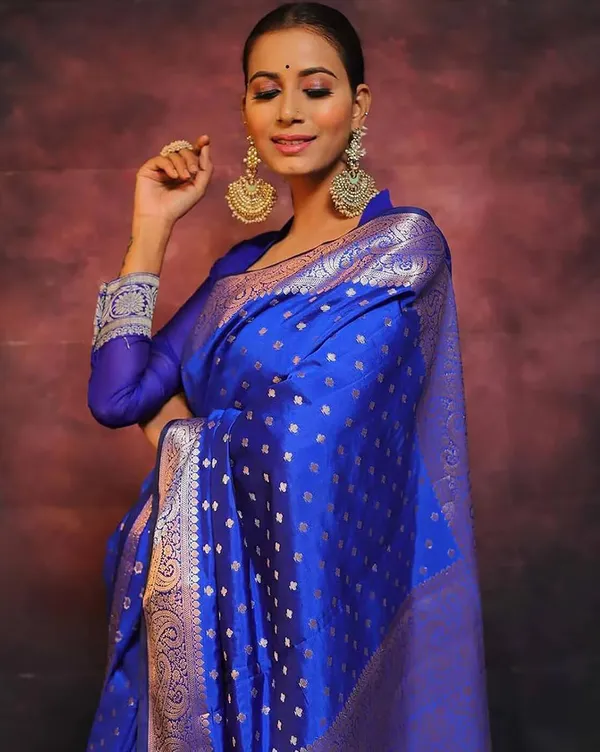 Blue_Banarasi_Silk_Saree_with_Clubs_Design