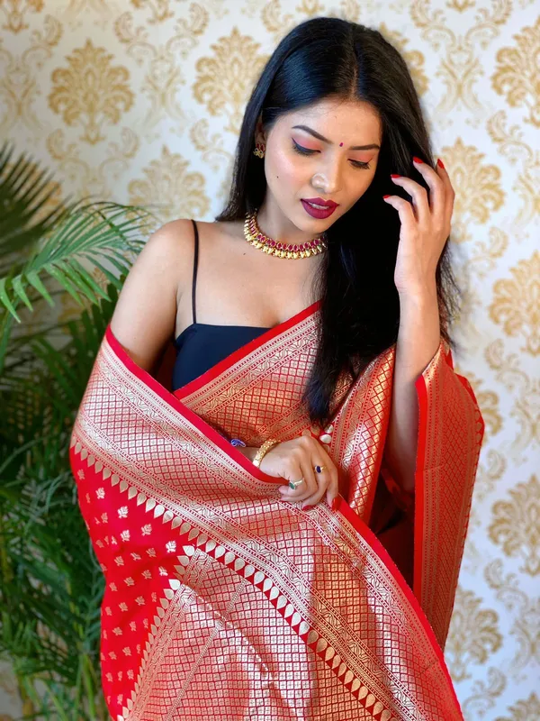 Red_Kanjivaram_Silk_Saree_with_Bindi_Design